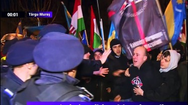 Video Extremisti UNGURI Violenti cu petarde la Targu Mures s-au imbrancit cu jandarmii si au cerut AUTONOMIE